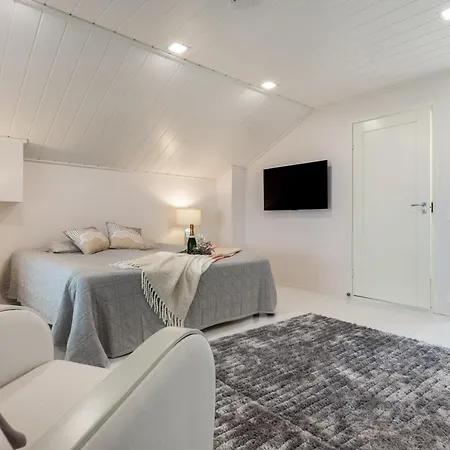 Διαμέρισμα Live By Hilla *